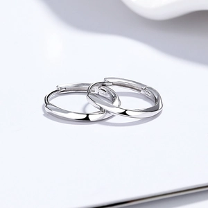 Minimalistische gedrehte Creolen aus 999er Sterlingsilber mit glänzendem Finish