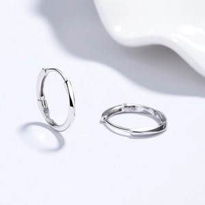Minimalistische geometrische 999 Silber Creolen mit polierter Oberfläche für Damen Design