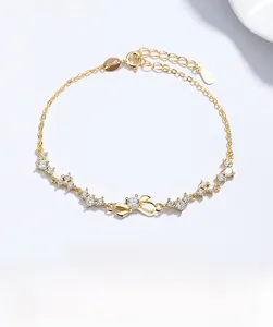 Detailansicht eines 925er Sterlingsilber-Bogenarmbands mit funkelnden Zirkonia-Steinen