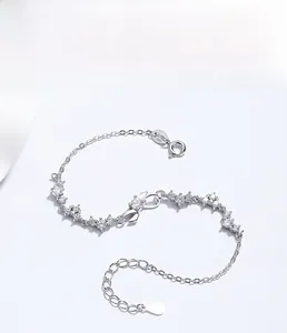 Detail eines S925 Sterlingsilber-Armbands mit Zirkonia-Schleife und Punzierung am Verschluss
