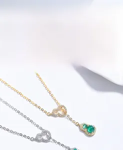 Détail de colliers gourde en argent S925 avec agate verte et oxydes de zirconium