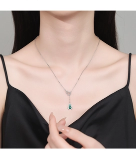Détail du collier en argent S925 avec pendentif gourde en calcédoine verte et diamants