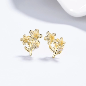 Golden flower earrings with brushed texture in nature-inspired 925 silver design