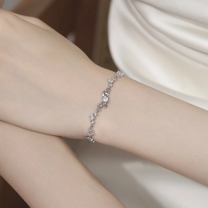 Eleganter 925 Silber-Schleifenarmband mit Zirkonia-Steinen an einem Handgelenk