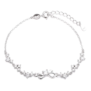 Eleganter 925 Sterling Silber Armreif mit Schleife und Zirkonia auf weißem Hintergrund