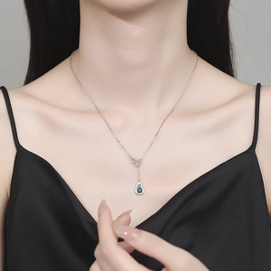 Collier en argent 925 avec pendentif gourde en calcédoine verte porté par un mannequin