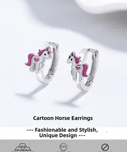 Détail de boucles d'oreilles cheval en argent S925 rose avec motif de cœur délicat