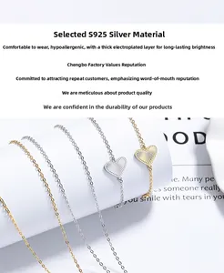 Nahaufnahme von S925 Silber Herzarmband in Gold und Silber mit strukturiertem Anhänger