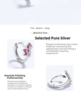 Détail des boucles d'oreilles créoles en argent 925 avec motifs licornes en émail rose