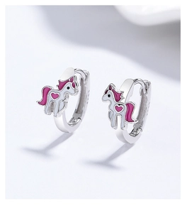 Gros plan boucles d'oreilles licorne en argent S925 avec détails en émail blanc et rose