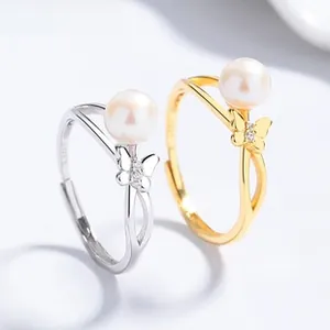 Detailansicht der Silber- und Gold-Schmetterlingsringe mit Perlen und Zirkonia-Steinen