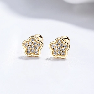 Sparkling star-shaped 925 silver stud earrings with zircons and screw back clasp