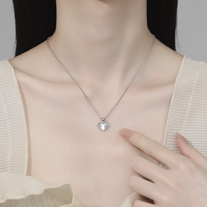 Halskette aus 925er Sterlingsilber mit Herzanhänger und eleganter Sonnenstrahl-Textur für Damen