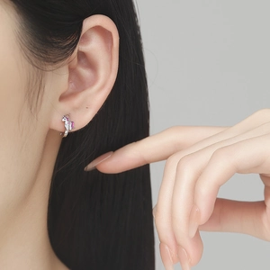 Boucles d'oreilles licorne en argent 925 avec émail rose portées pour un ajustement
