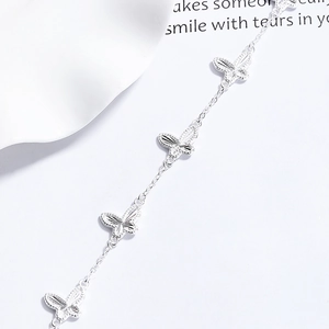 Elegantes Armband aus 925er Sterlingsilber mit polierten Schmetterlingsanhängern an der Kette