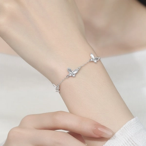 Elegantes Schmetterlingsarmband aus 925er Sterlingsilber mit feinen Anhängern für Damen
