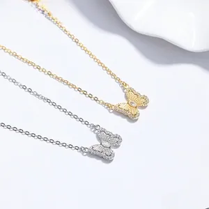 Détail macro du pendentif papillon avec pavé de zircone et pierre principale en goutte