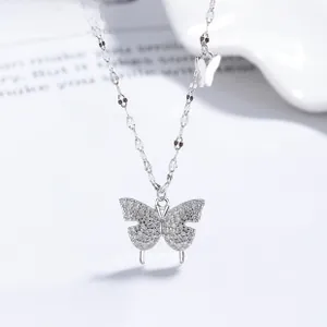 Vue macro d'un pendentif papillon en argent 925 orné de zircones sertis en micro-pavé