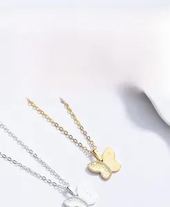 Vue détaillée du pendentif papillon asymétrique en argent S925 finitions dorée et argentée