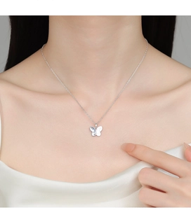 Gros plan d'un collier papillon en argent 925 avec zircons bleus sur un mannequin