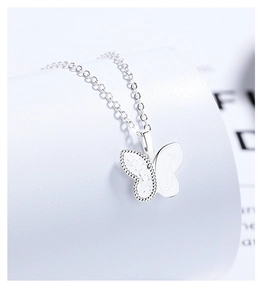 Vue détaillée d'un pendentif papillon en argent 925 avec textures polies et chaîne fine