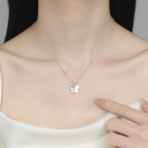 Collier avec pendentif papillon en argent 925 et pierres brillantes sur une chaîne fine
