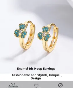 Détail des boucles d'oreilles iris en argent S925 avec émail bleu et incrustation zircon