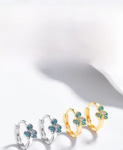 Détail de boucles d'oreilles iris en argent S925 avec émail bleu et zircon