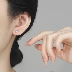 925 silver flower stud earrings for women with zircon center and floral design