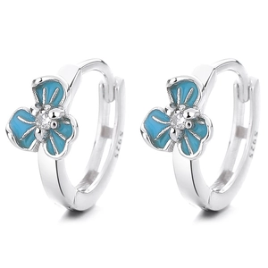 Boucles d'oreilles iris en argent 925 avec émail bleu et zircon sur fond blanc pur