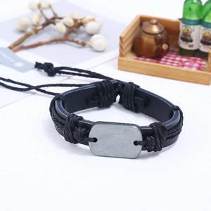 Detail eines verstellbaren Punk-Lederarmbands mit blanker Metallplatte für DIY Gravuren