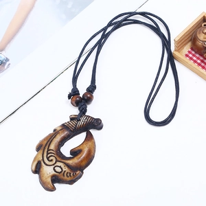 Collana vintage con ciondolo a amo da pesca in resina e corda intrecciata nera