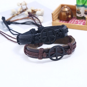 Retro geflochtene Lederarmbänder mit Friedenszeichen in Schwarz und Braun verstellbar
