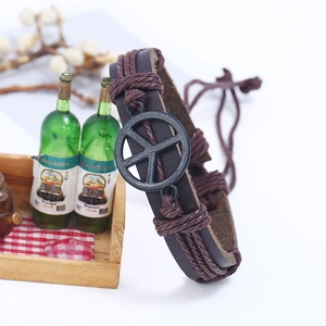 Retro dunkelbraunes geflochtenes Lederarmband mit schwarzem Friedenszeichen-Anhänger
