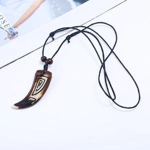 Collana con ciondolo a dente di lupo tribale in resina marrone e cordino nero