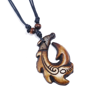 Collana Pendente Amo da Pesca in Resina Vintage Stile Tribal Etnico Intagliato Hei Matau Cordino Cerato Perle di Legno Uomo
