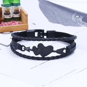 Bracciale multistrato in pelle nera stile punk con ciondolo a freccia e cuore in metallo