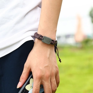 Verstellbares braunes Lederarmband mit gravierbarer Metallplatte für Herren