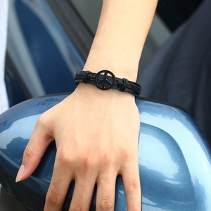 Schwarzes geflochtenes Lederarmband mit Friedenszeichen für Herren am Handgelenk