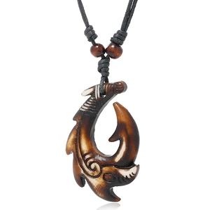 Collana con pendente a amo in resina stile tribale con motivi incisi e perle in legno