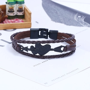 Bracciale intrecciato in pelle marrone scuro con ciondolo cuore e freccia neri