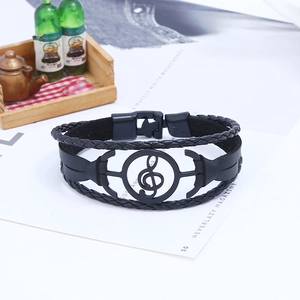 Bracciale multistrato in pelle nera con ciondolo chiave di violino e chiusura