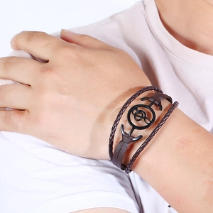 Bracciale multistrato in pelle marrone da uomo con ciondolo a forma di ancora e nota musicale