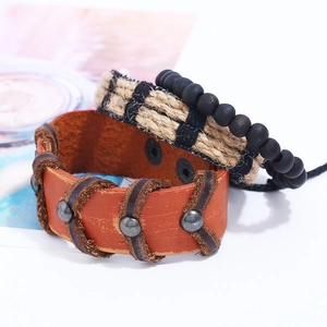 Set di bracciali vintage in pelle intrecciata con piuma in lega e perline punk