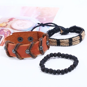 Set di bracciali vintage punk in pelle con corda di canapa intrecciata e piume in metallo