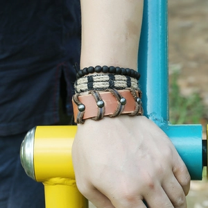 Set di bracciali punk in pelle intrecciata con piuma metallica e cinturini di perline