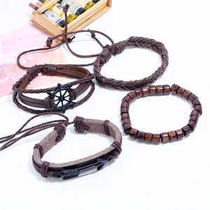 Lot de 4 bracelets rétro en cuir tressé marron avec breloques gouvernail et plume