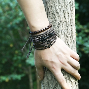 Bracelet multicouche en cuir pour homme avec charms ancre et gouvernail style vintage
