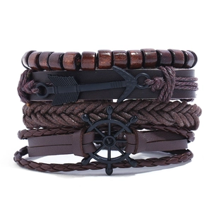 Vue détaillée de 5 bracelets rétro en cuir avec breloques flèche et gouvernail