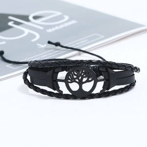 Détail du bracelet en cuir tressé multicouche avec pendentif Arbre de Vie noir au centre